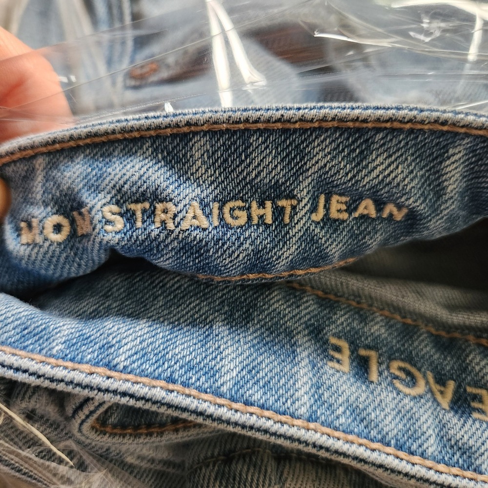 American Eagle Mom Straight Jean Light Wash Distressed Ripped Size 6 Regular - Picture 2 of 9